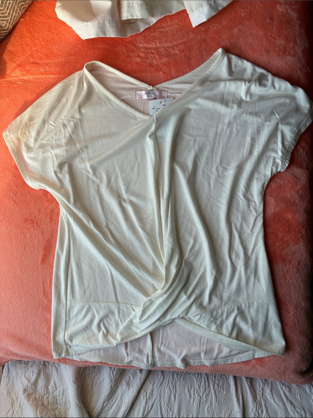 Moa Moa Cream Twist-Front V-Neck Short Sleeve Top- NWT